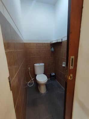 Standard Room | Bathroom | Shower, rainfall showerhead, free toiletries, slippers - Kubu Satya Sanur (Denpasar)