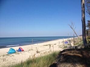 Une plage avec des tentes et un ciel dégagé.