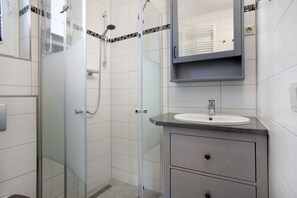 Dusche, Haartrockner, Handtücher
