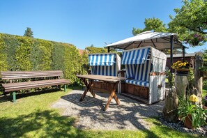Outdoor dining - Apartment 'Fewo 33 - Halbinsel Darss - Ostsee' with Private Terrace, Shared Garden and Wi-Fi (Wieck am Darß)