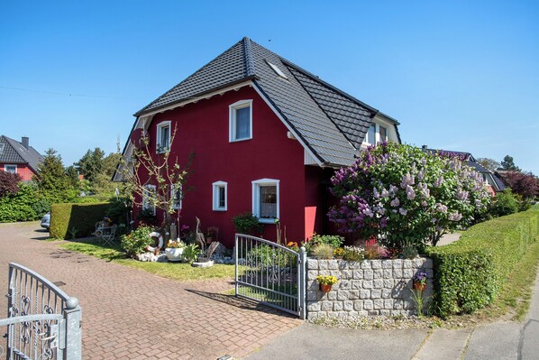 Exterior - Apartment 'Fewo 33 - Halbinsel Darss - Ostsee' with Private Terrace, Shared Garden and Wi-Fi (Wieck am Darß)