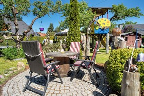 Outdoor dining - Apartment 'Fewo 33 - Halbinsel Darss - Ostsee' with Private Terrace, Shared Garden and Wi-Fi (Wieck am Darß)
