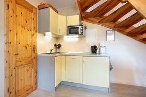 Kühlschrank, Mikrowelle, Herdplatte, Geschirrspüler