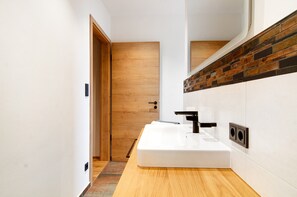 Dusj, hårføner og håndklær