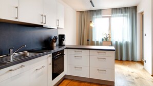 Kaffetrakter/tekoker, kjøleskap, ovn og kokeplater