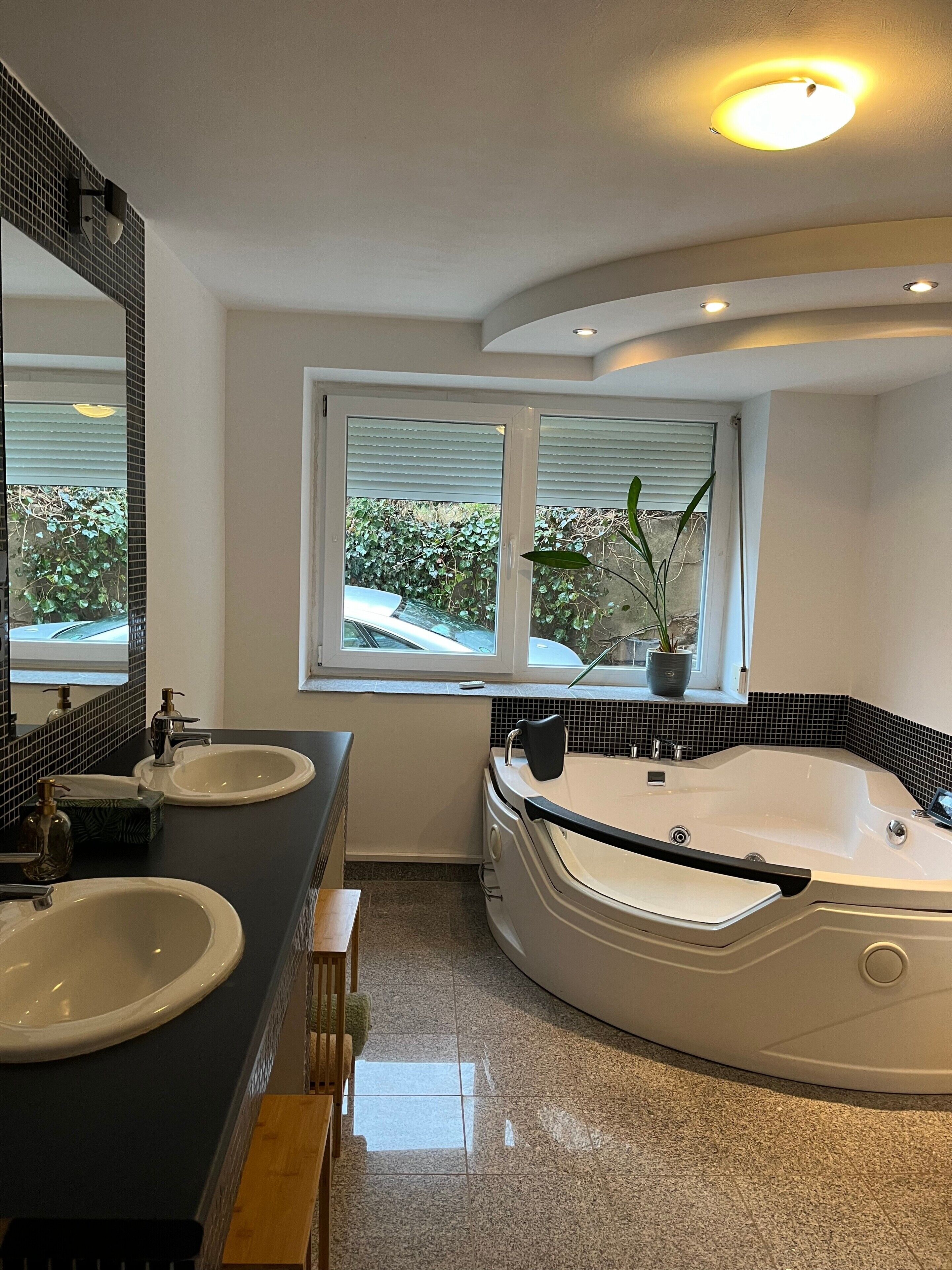 Regadera, secadora de cabello, toallas 