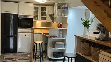 Fridge, oven, stovetop, dishwasher