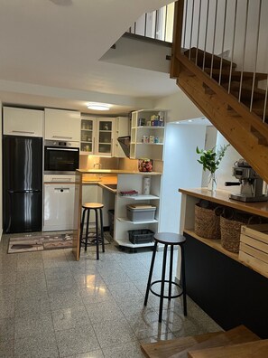 Fridge, oven, stovetop, dishwasher