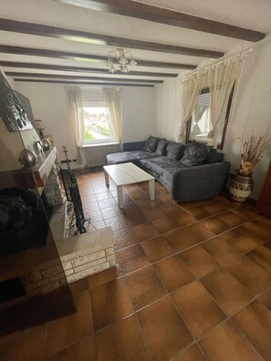 Fernseher, Kamin, DVD-Player, Stereoanlage