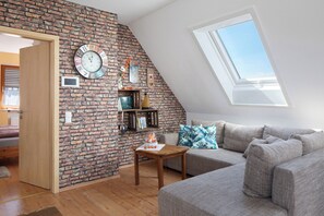 TV, DVD player, stereo - Apartment 'Ferienwohnung Trogus' with Private Terrace and Wi-Fi (Vogtsburg)