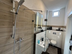 Dusch, hårtork och handdukar