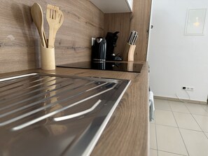 Fridge, microwave, oven, stovetop - Apartment 'Dreams Unterkunft' with Wi-Fi and Air Conditioning (Kötz)