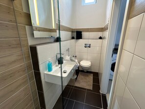 Regadera, secadora de cabello, toallas 