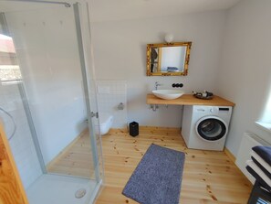 Shower, hair dryer, towels - Holiday Home 'Melkerhaus' with Private Terrace, Private Garden and Wi-Fi (Boitze-Neetzendorf)