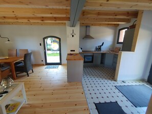 Fridge, oven, stovetop, dishwasher - Holiday Home 'Melkerhaus' with Private Terrace, Private Garden and Wi-Fi (Boitze-Neetzendorf)