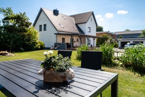 Outdoor dining - Apartment 'Alte Schule Schalkholz' with Shared Garden and Wi-Fi (Schalkholz)