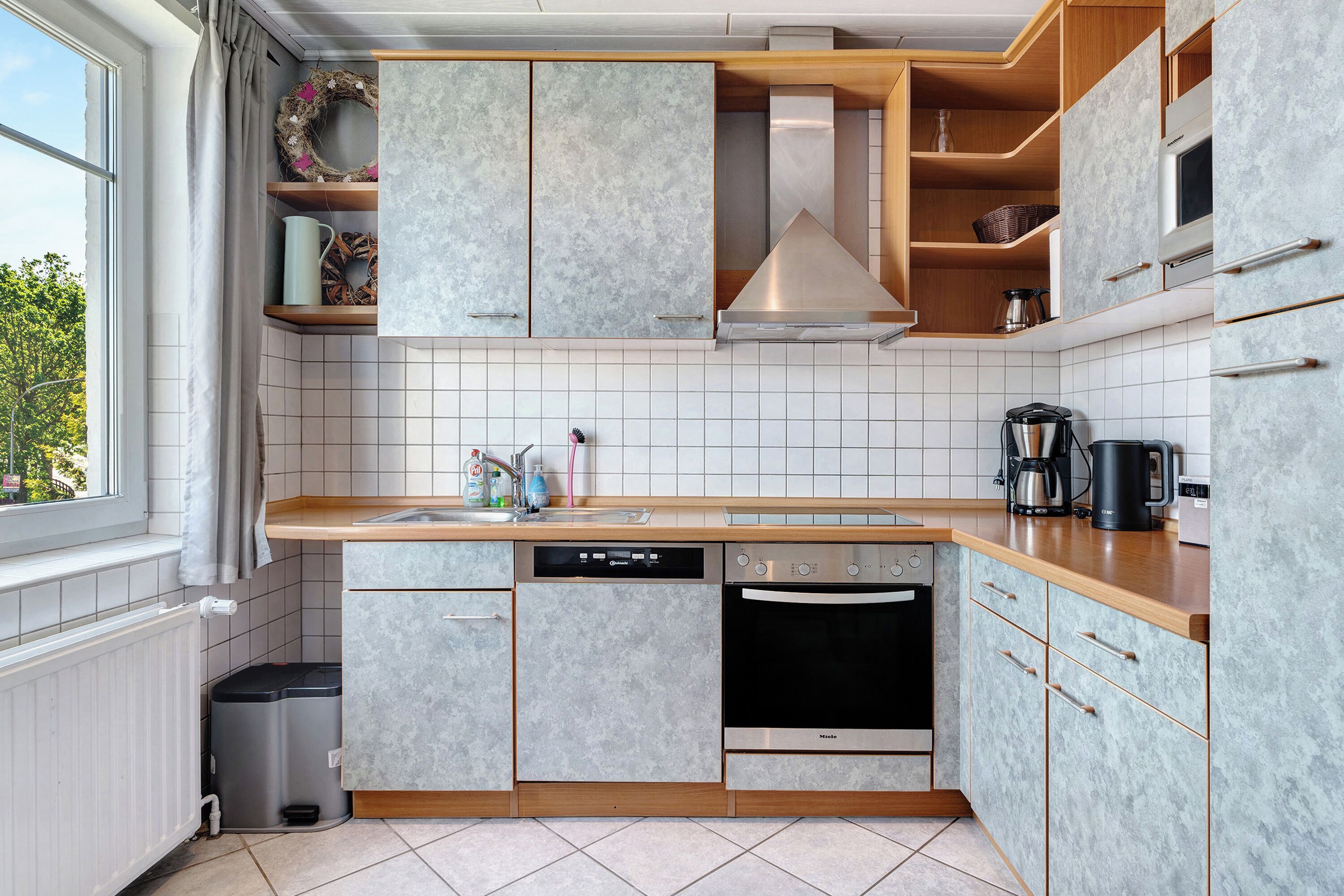 Frigorífico, microondas, horno y placa de cocina