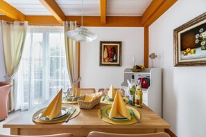 Dining - Apartment 'Atlanta 103' with Shared Terrace, Private Garden and Wi-Fi (Pellworm)