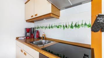 Refrigerador, horno, placa de cocina, cafetera/tetera