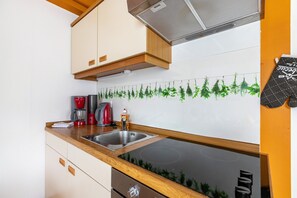 Fridge, oven, stovetop, coffee/tea maker - Apartment 'Atlanta 103' with Shared Terrace, Private Garden and Wi-Fi (Pellworm)