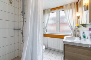Douche, sèche-cheveux, serviettes fournies