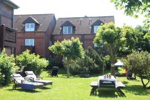 Outdoor dining - Apartment 'Atlanta 103' with Shared Terrace, Private Garden and Wi-Fi (Pellworm)