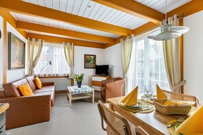 TV - Apartment 'Atlanta 103' with Shared Terrace, Private Garden and Wi-Fi (Pellworm)