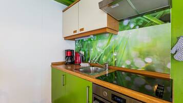 Refrigerador, horno, placa de cocina, cafetera/tetera