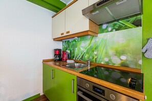 Fridge, oven, stovetop, coffee/tea maker - Apartment 'Atlanta 101' with Private Terrace, Private Garden and Wi-Fi (Pellworm)