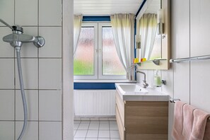 Bruser, hårtørrer, håndklæder