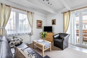 TV - Apartment 'Atlanta 209' with Shared Terrace, Private Garden and Wi-Fi (Pellworm)