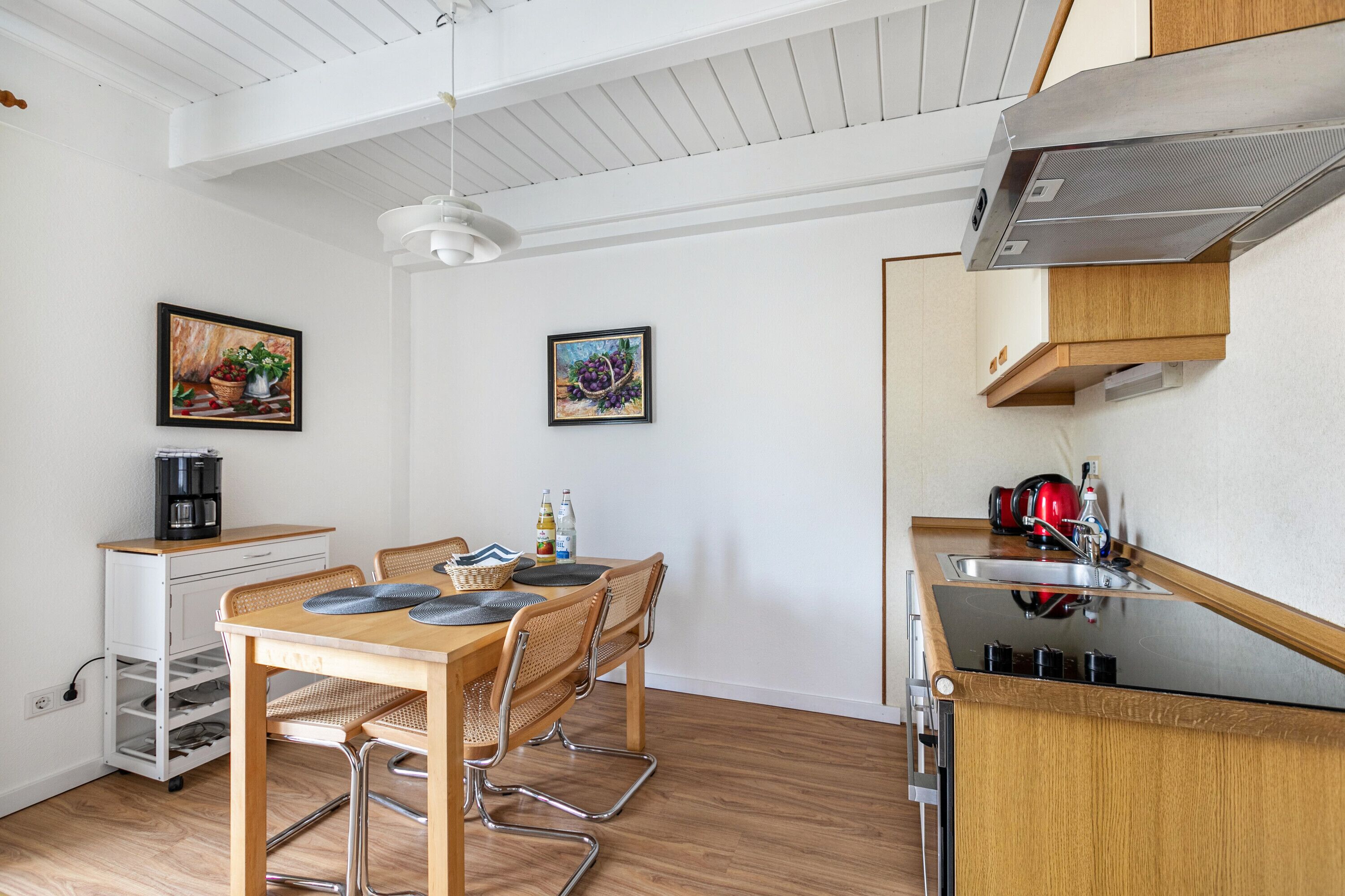 Frigorífico, horno, placa de cocina y cafetera o tetera