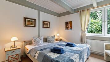 1 habitación, tabla de planchar con plancha, wifi gratis y ropa de cama
