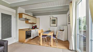 Coffee/tea maker, fridge, oven, stovetop