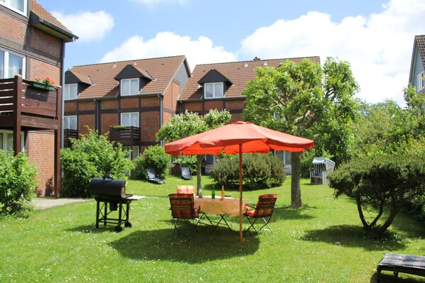 Outdoor dining - Apartment 'Atlanta 202' with Private Terrace, Private Garden and Wi-Fi (Pellworm)