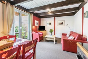 TV - Apartment 'Atlanta 202' with Private Terrace, Private Garden and Wi-Fi (Pellworm)
