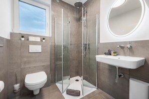 Ducha, secador de pelo, toallas