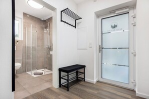 Douche, sèche-cheveux, serviettes fournies