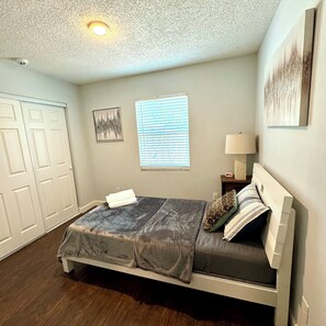 3 室のベッドルーム、セーフティボックス (室内)、デスク、WiFi (無料)