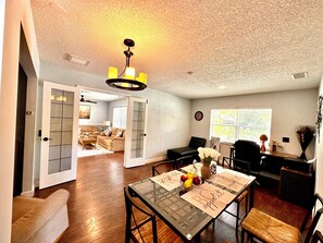 Smart TV, video games, books, printers - 15-10 minutes to Indian Rock Beach , Clearwater Downtown. 3 Bedroom- 6 guests (Largo)