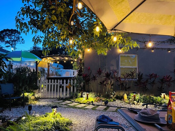 Property grounds - 15-10 minutes to Indian Rock Beach , Clearwater Downtown. 3 Bedroom- 6 guests (Largo)