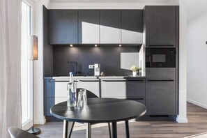 Geladeira, micro-ondas, cooktop, lava-louças