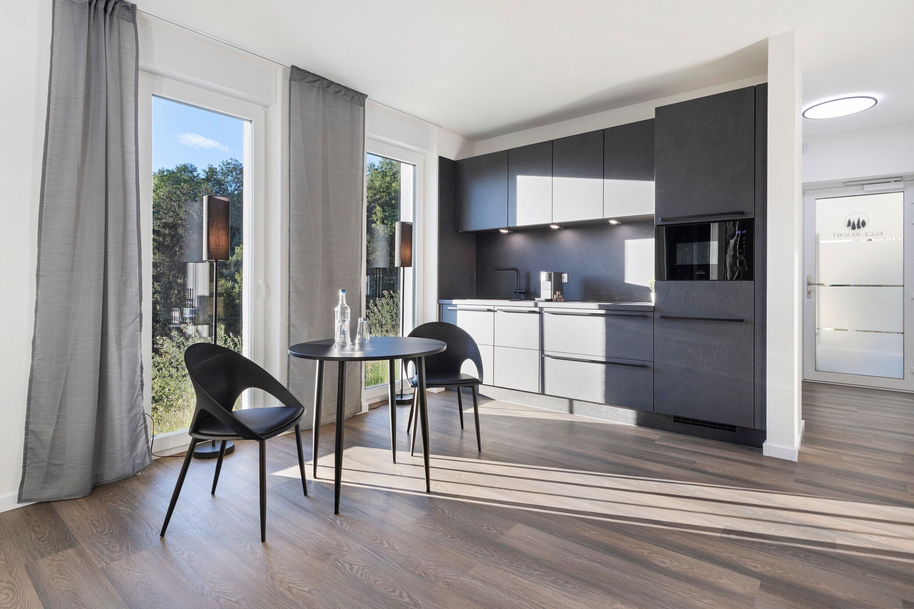 Køleskab, mikrobølgeovn, kogeplade, opvaskemaskine