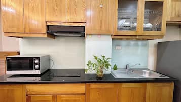 Refrigerador, arrocera, utensilios de cocina, servilletas de papel