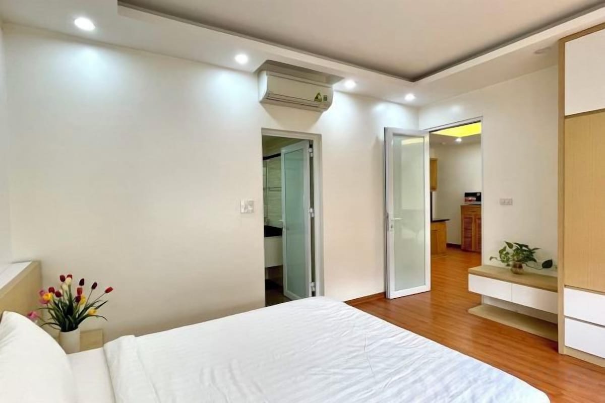 Desk, laptop workspace, soundproofing, WiFi (free)