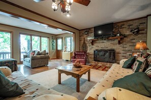 Smart TV, fireplace, books - GREAT CLEMSON AND UGA GAME DAY RENTAL!
Beauty of Lake Hartwell at Skipping Rocks (Hartwell)