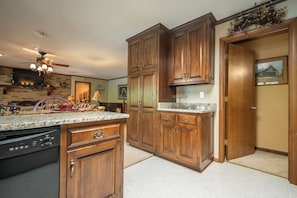 ثلاجة، ميكروويف، فرن، موقد طهي مسطح