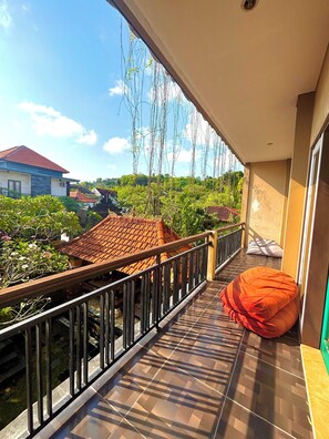 Apartamento básico, vistas al jardín | Balcón