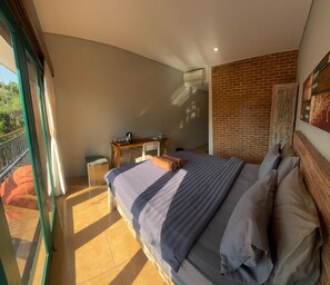 Apartamento básico, vistas al jardín | Ropa de cama hipoalergénica y escritorio