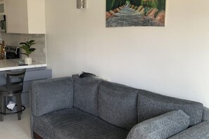 TV - 2Bed Apartment - Pool, Garden, Parking (Kingston)